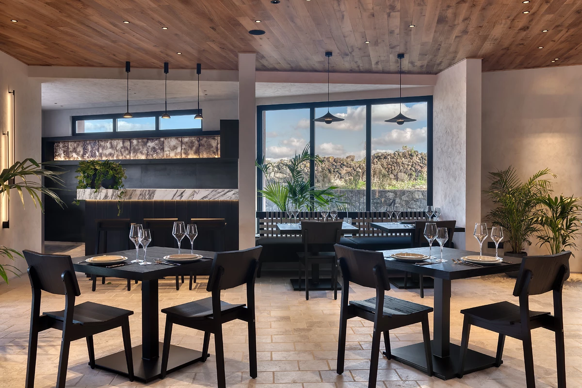 Vatanee Restaurant, Domes Novos Santorini, Cyclades, Grèce