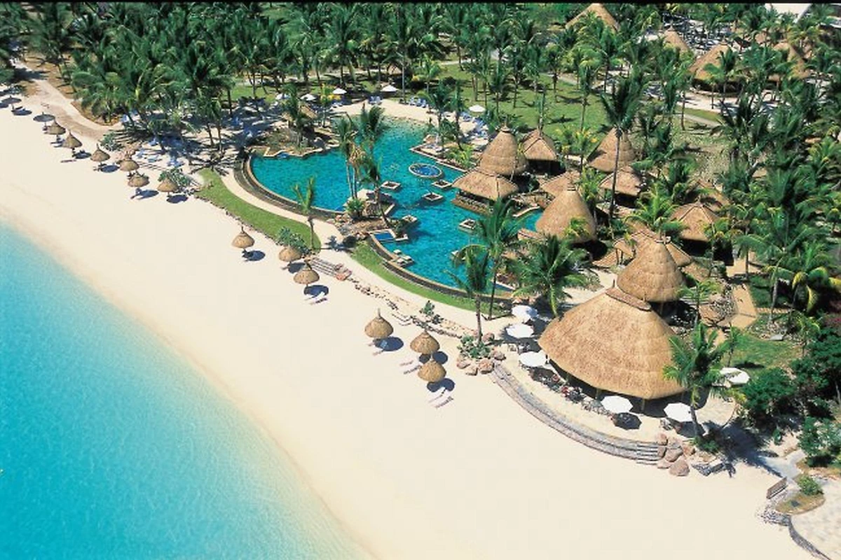Vue aérienne de la plage et de la piscine de l'hôtel, La Pirogue