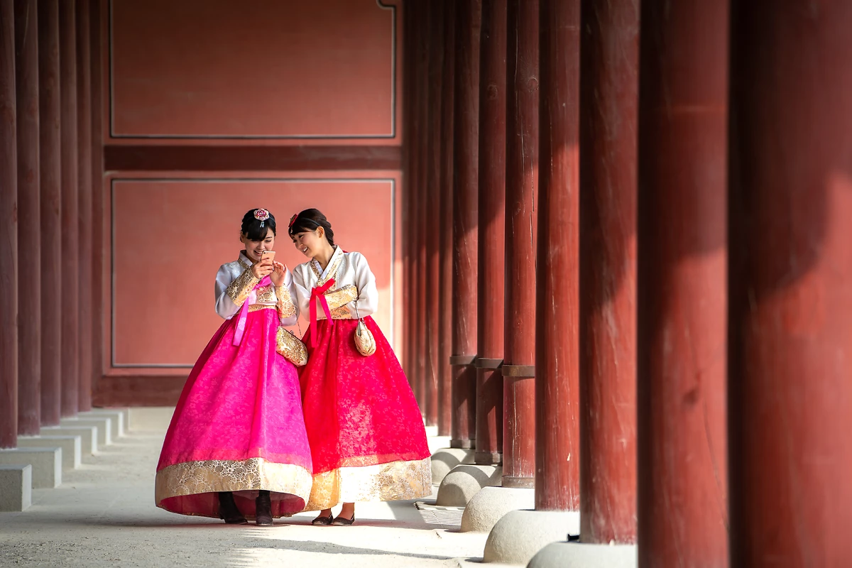 Jeunes femmes en Hanbok, Séoul, Corée du Sud