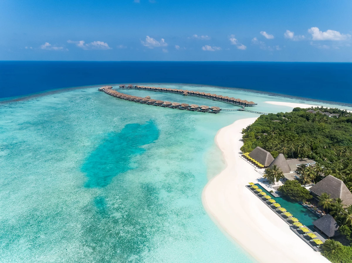 Vue aérienne de la plage et de la piscine de l'hôtel, Anantara Kihavah Maldives Villas