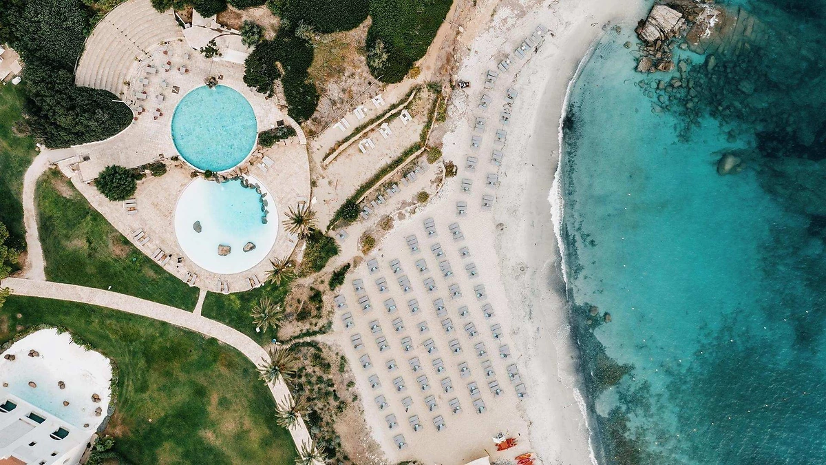 Vue aérienne de la piscine et de la plage de l'hôtel, Falkensteiner Resort Capo Boi