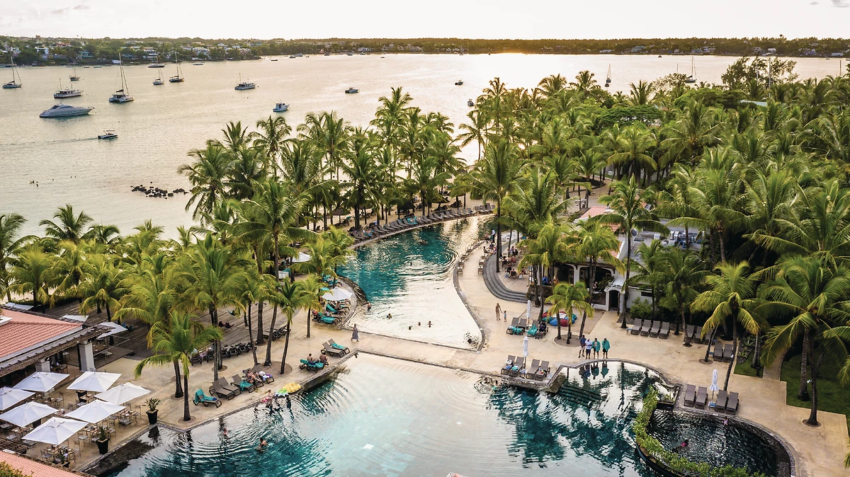 Vue aérienne de la piscine, Mauricia Beachcomber Resort & Spa, Ile Maurice