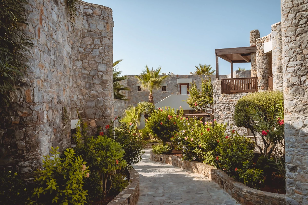 Petit chemin pavé de l'hôtel, Ikaros Beach Luxury Resort & Spa, Crète, Grèce