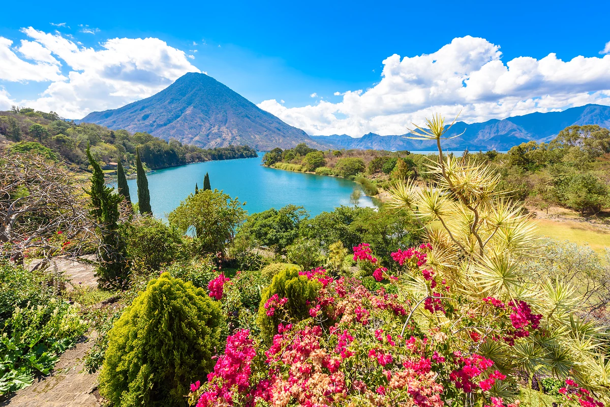 Baie du lac Atitlan avec vue sur le volcan San Pedro, Guatemala