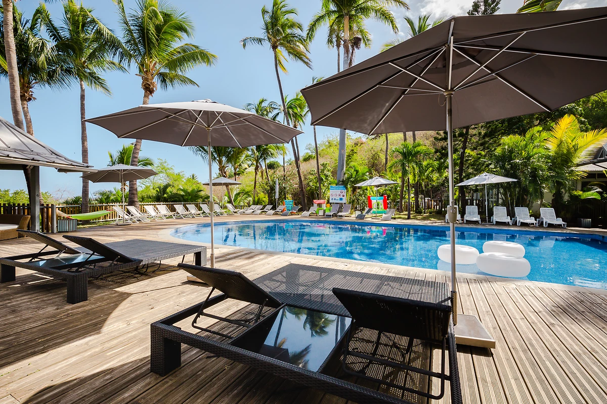 Transats en bord de piscine, Hôtel Les Aigrettes