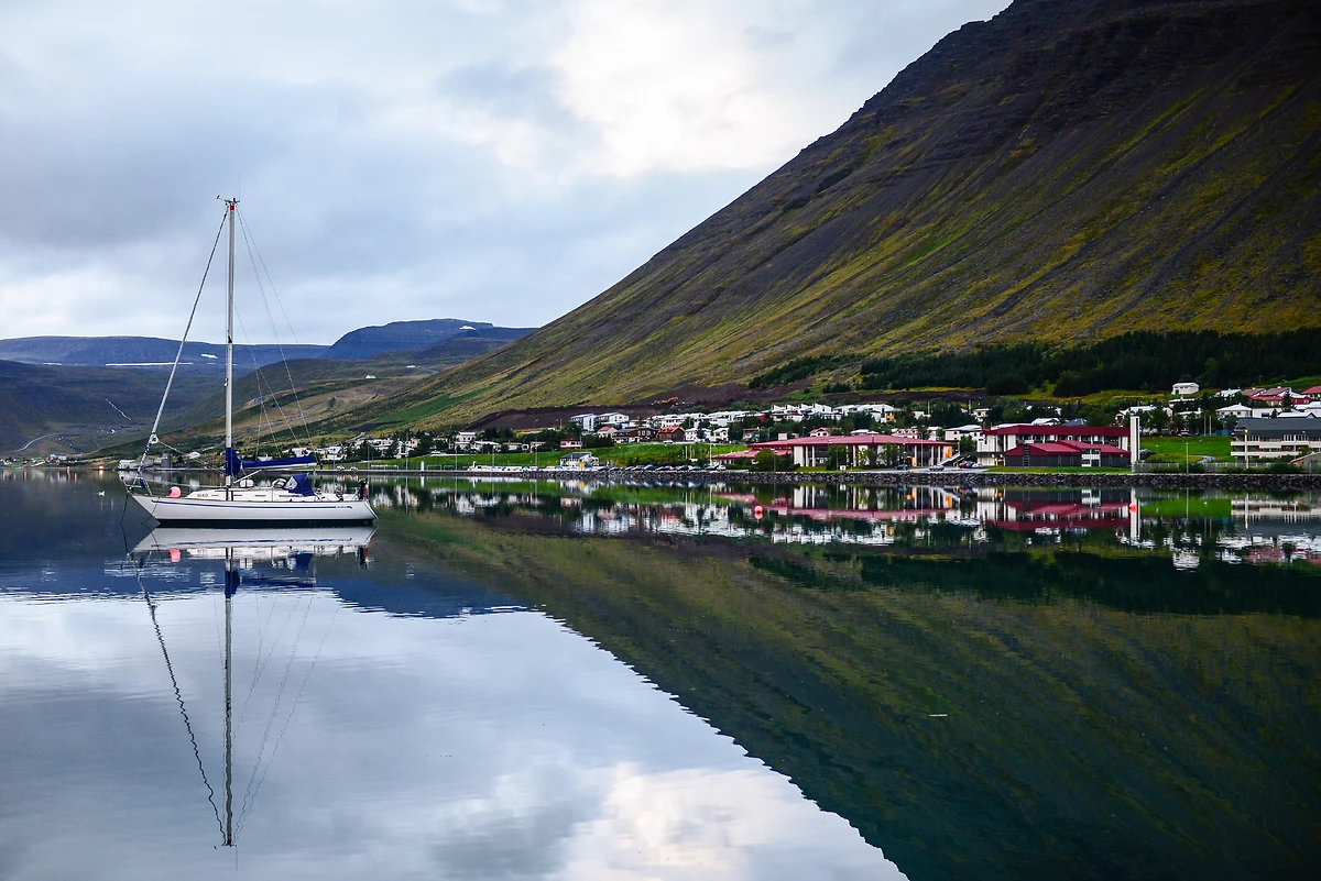 Port d'Ísafjörður et montagnes environnantes, Fjords de l'Ouest, Islande