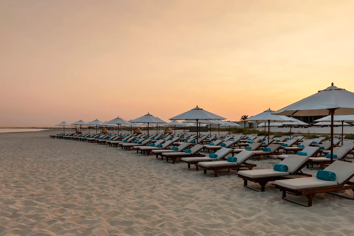Plage et transats, The St. Regis Saadiyat Island Resort
