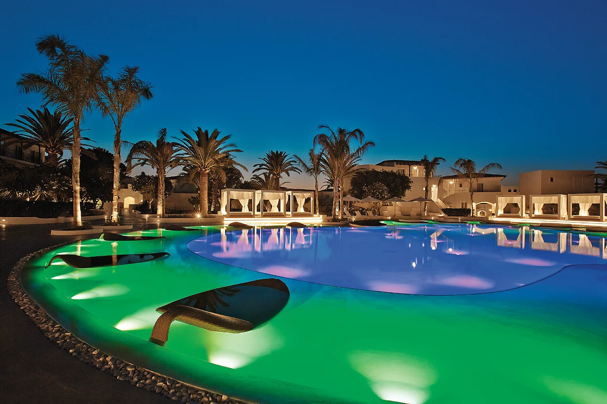 Piscine de l'hôtel de nuit, hôtel Grecotel Caramel Boutique Resort