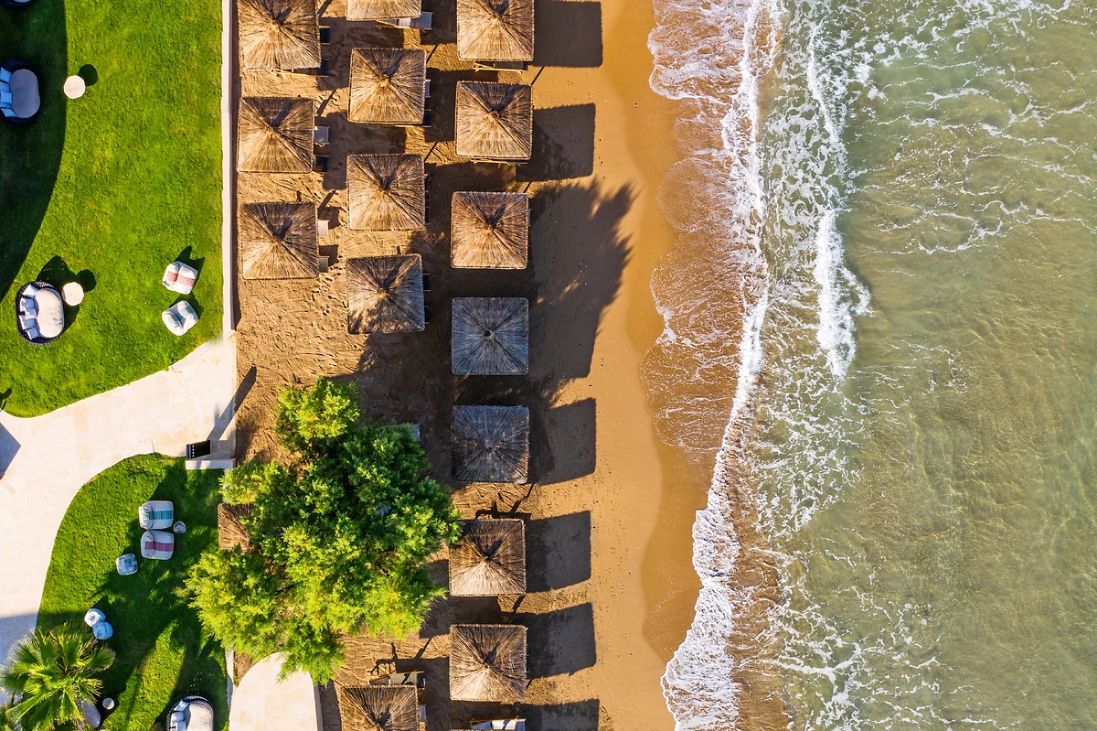 Vue aérienne de la plage de l'hôtel, hôtel Domes Noruz Chania, Autograph Collection