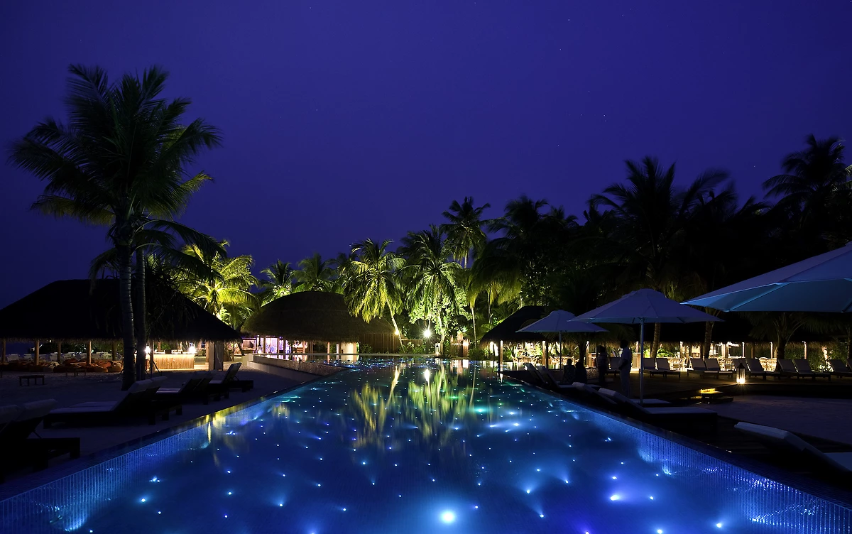 Piscine de l'hôtel de nuit, Kuramathi Maldives