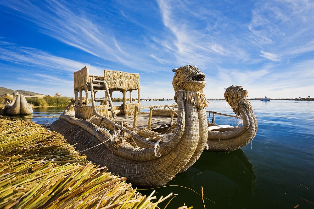 Barque traditionnelle en roseau île d'Uros, lac Titicaca, Pérou