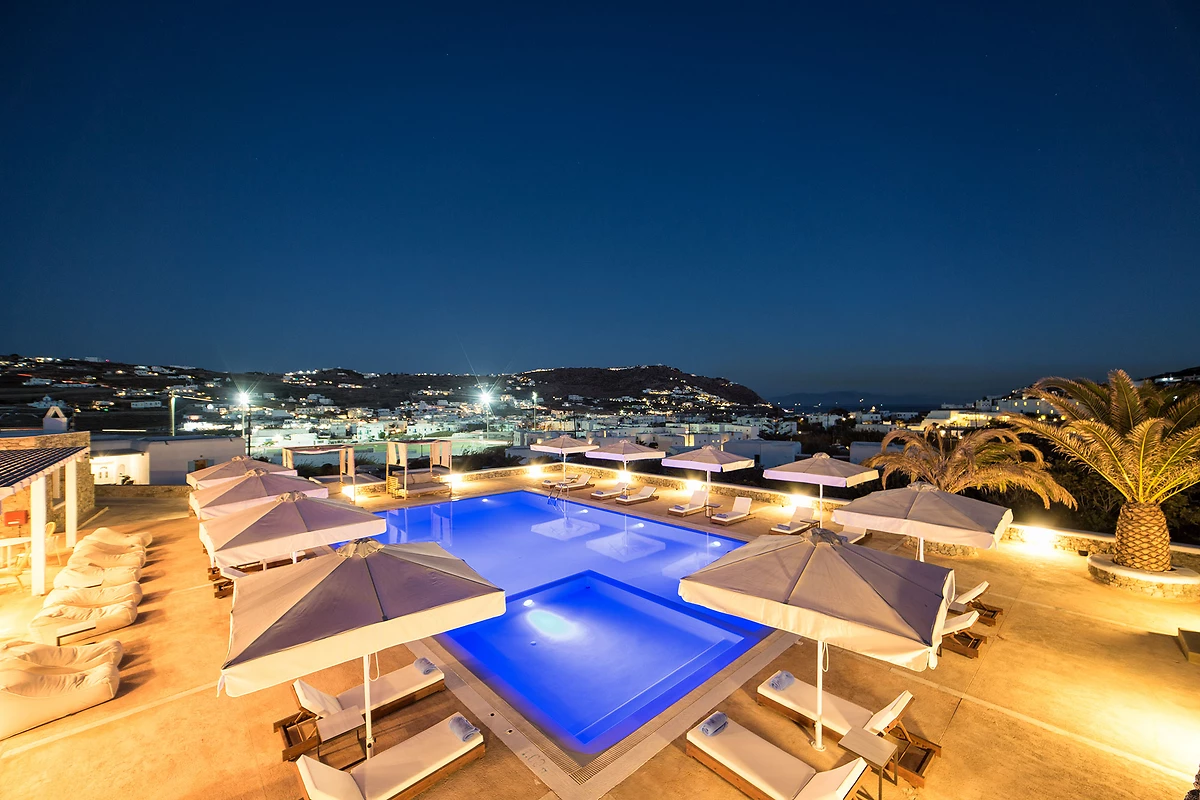 Vue sur la piscine de l'hôtel de nuit, hôtel OSOM Resort