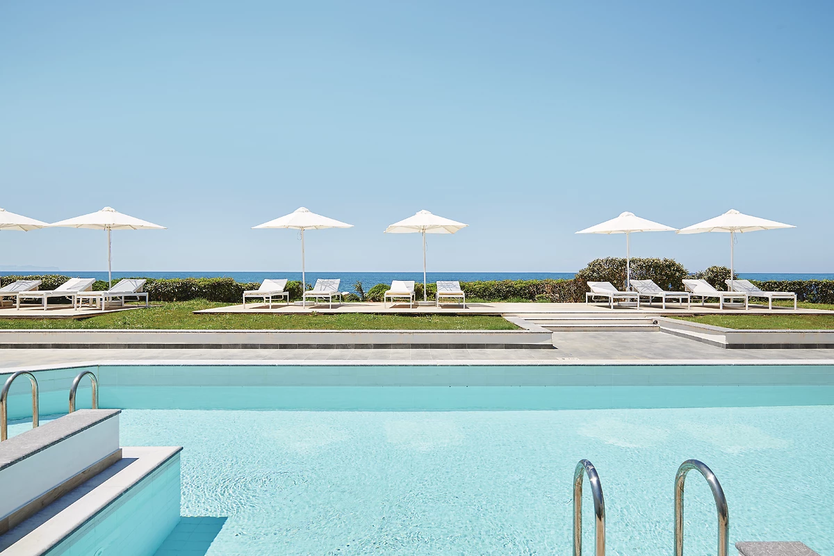 Piscine partagée des bungalows Lux Me Swim Up, hôtel Grecotel LUXME White Palace