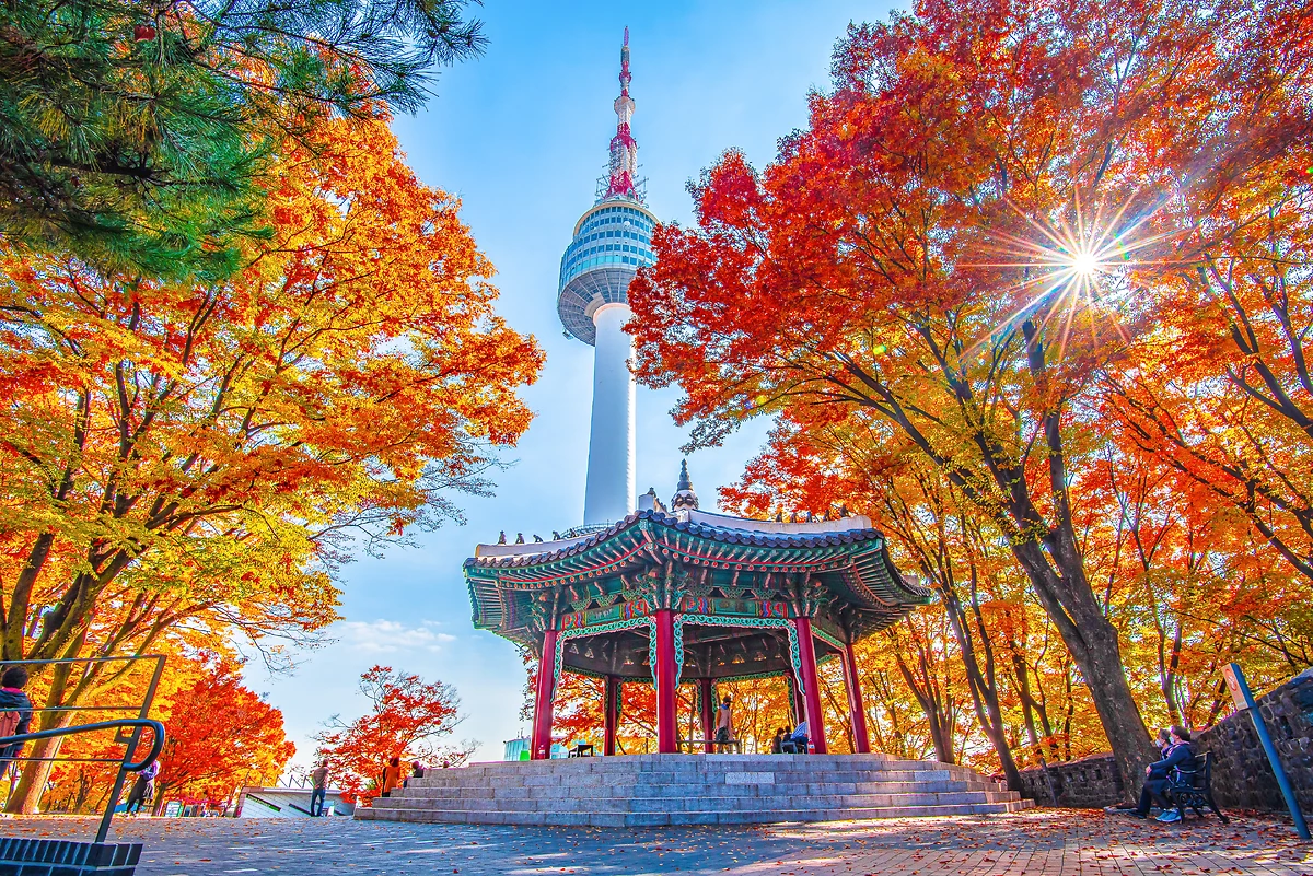 Pavillon de Namsan avec vue sur la N Seoul Tower, Séoul, Corée du Sud