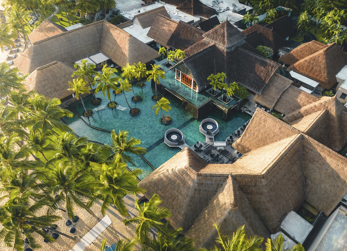 Vue aérienne de la piscine de l'hôtel, Constance Belle Mare Plage