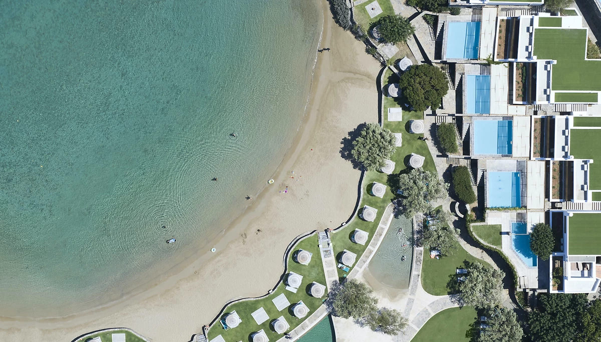 Vue aérienne sur la plage de l'hôtel, Elounda Peninsula Luxury Resort, Crète, Grèce