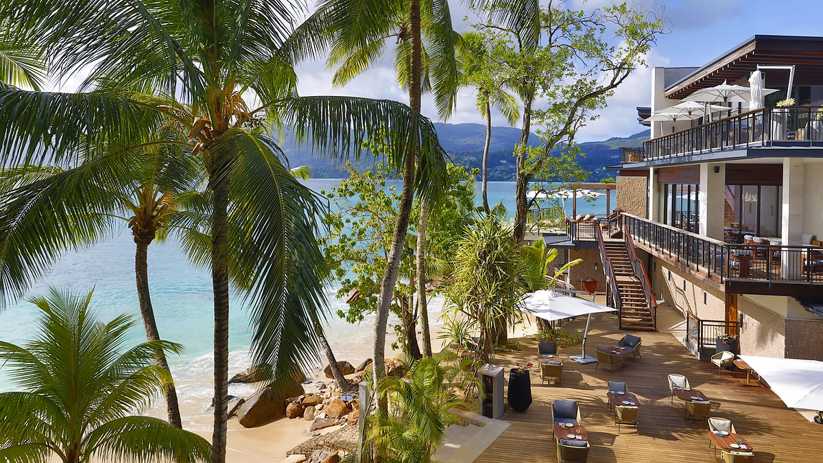 Vue en hauteur sur la terrasse du restaurant, Mango House Seychelles