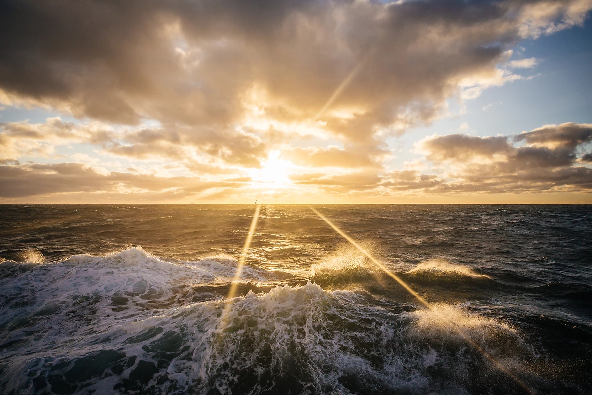 Un soleil doré sur le passage de Drake