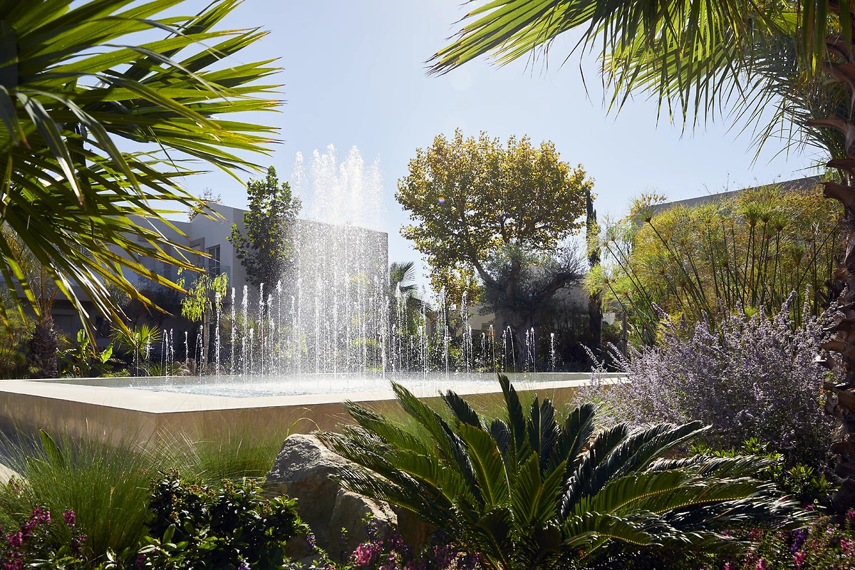 Fontaine et jardin, Porto Sani