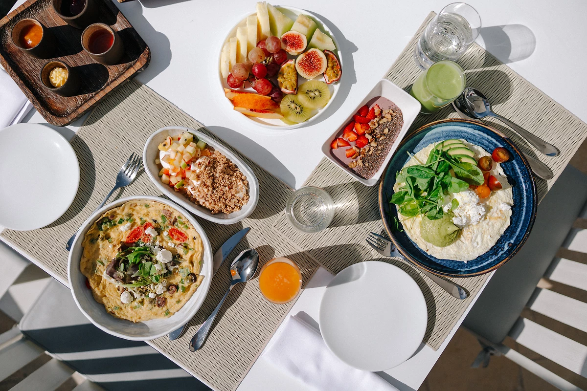 Petit-déjeuner servi dans l'un des restaurants de l'hôtel, Canaves Sunday