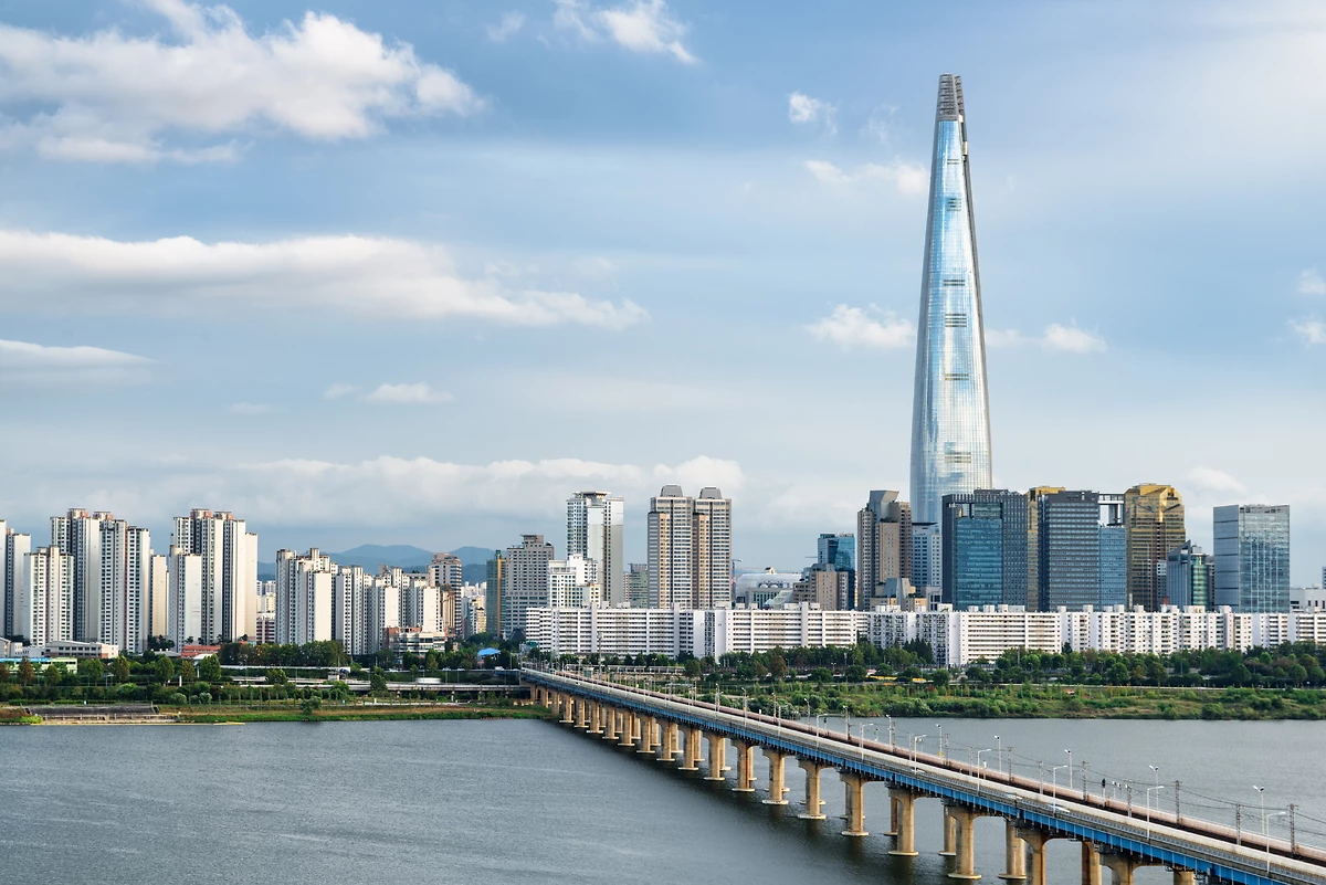 Vue sur les gratte-ciel et le pont ferroviaire de Jamsil qui traverse la rivière Han, Séoul, Corée du Sud