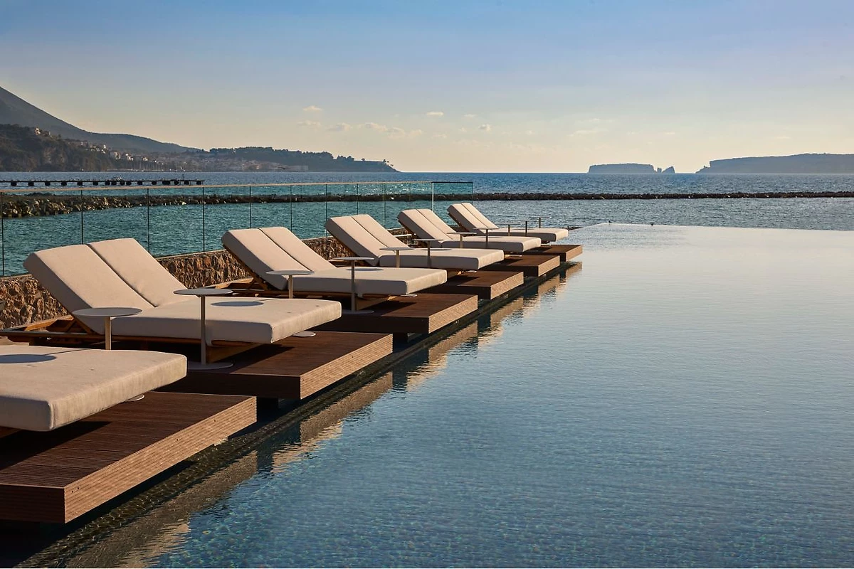 Piscine du Bar Between, hôtel W Costa Navarino