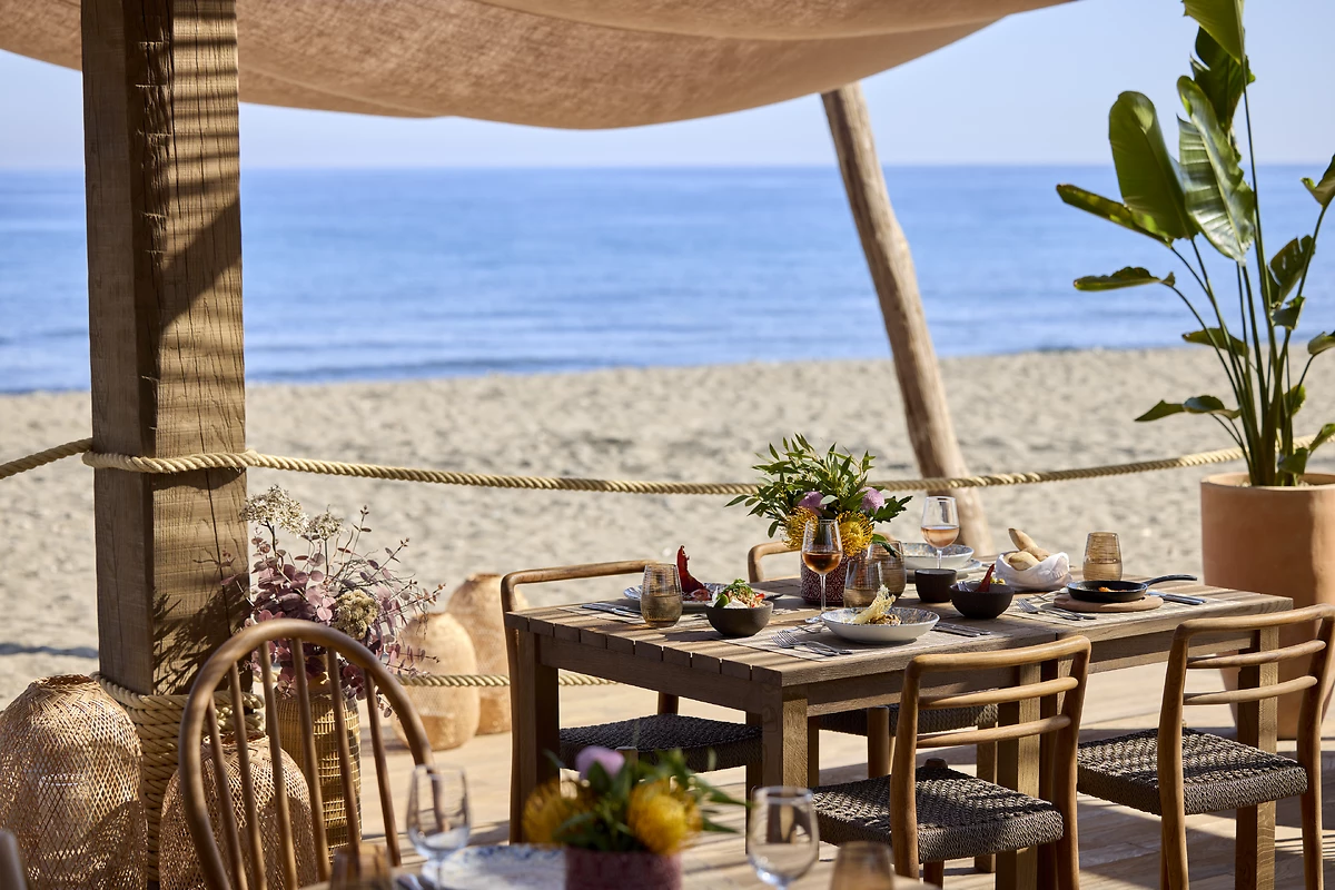 Repas servis au restaurant Chiringuito, hôtel Ikos Andalusia