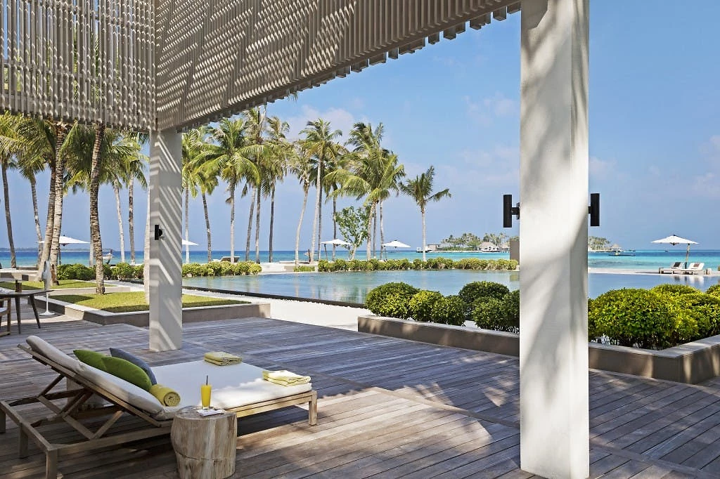 Terrasse et piscine de l'hôtel, Cheval Blanc Randheli