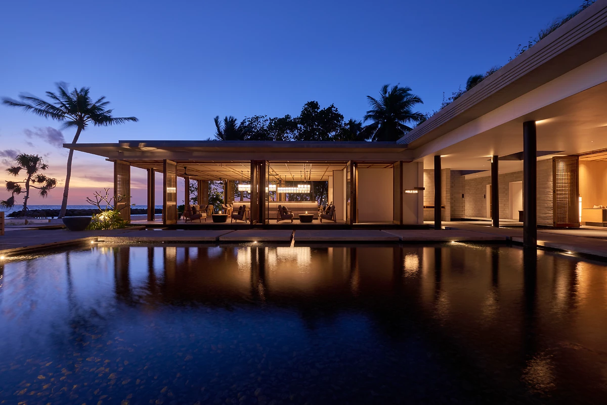 Piscine de l'hôtel de nuit, Alila Kothaifaru Maldives