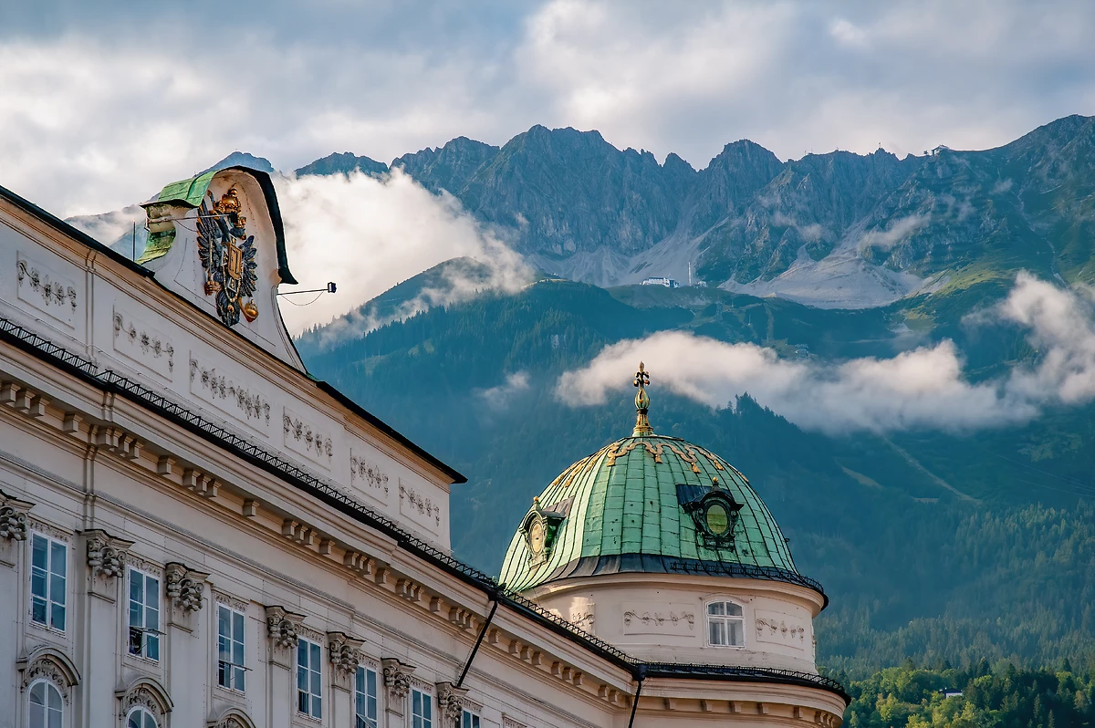Palais impérial d'Horfburg et chaîne de montagnes Nordkette, Innsbruck, Autriche