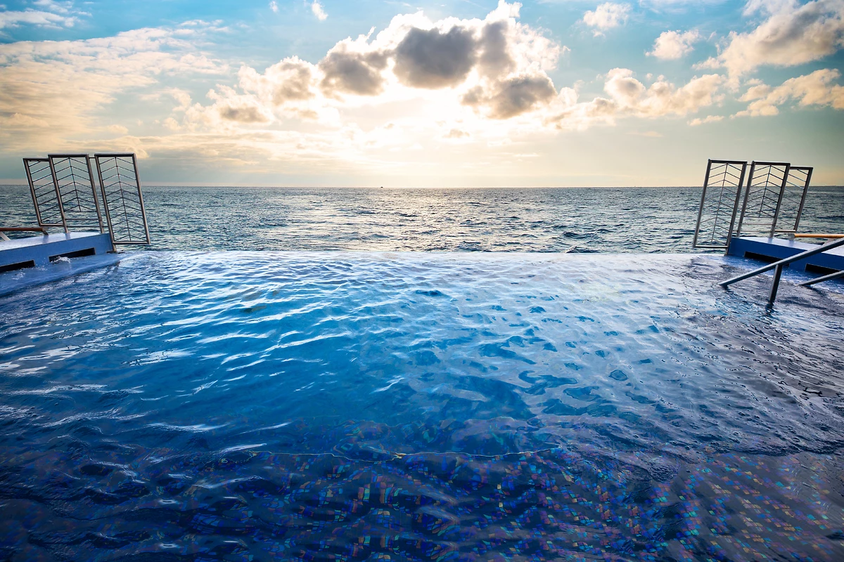 Infinity Pool, Seven Seas Explorer, Regent Seven Seas Cruises