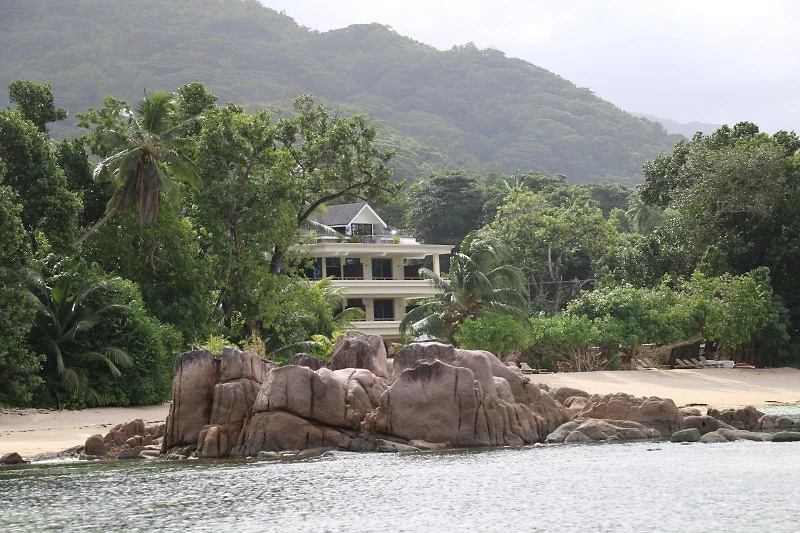 Vue sur l'hôtel depuis la mer, Crown Beach Hotel, Seychelles