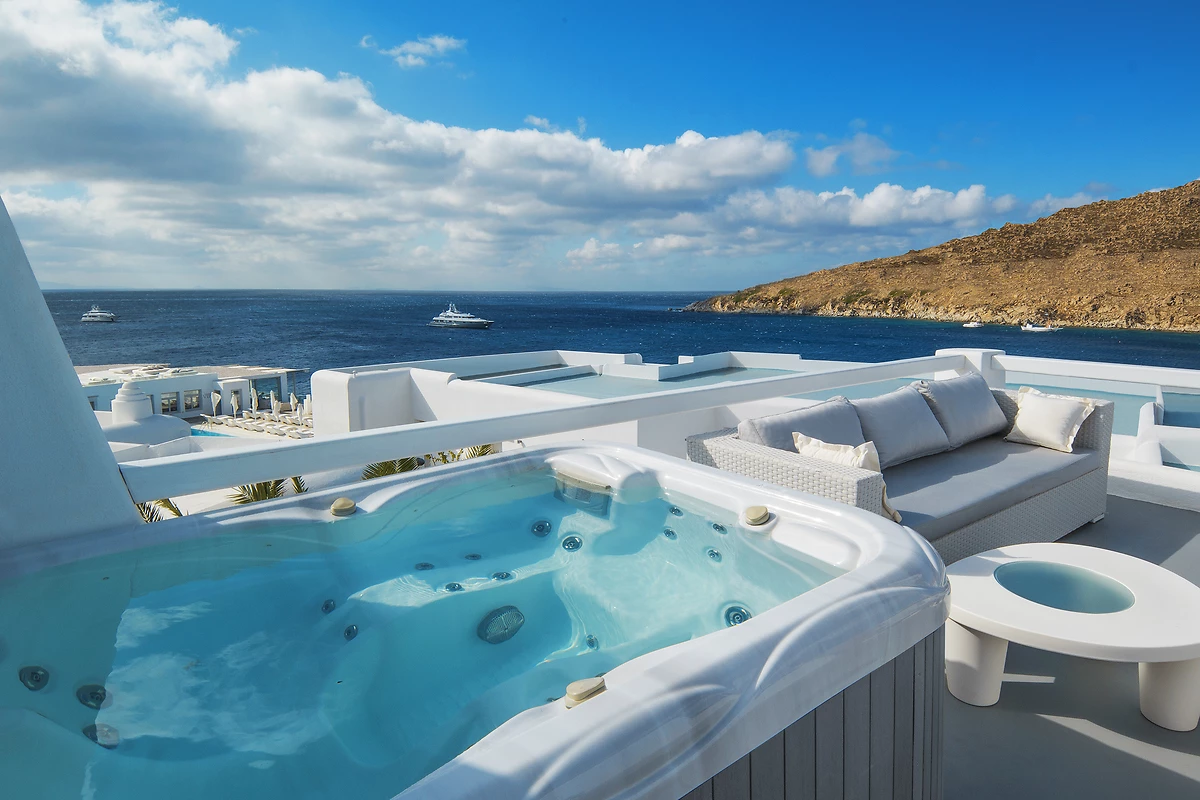 Terrasse et jacuzzi, Petasos Beach Resort & Spa, Mykonos, Grèce.