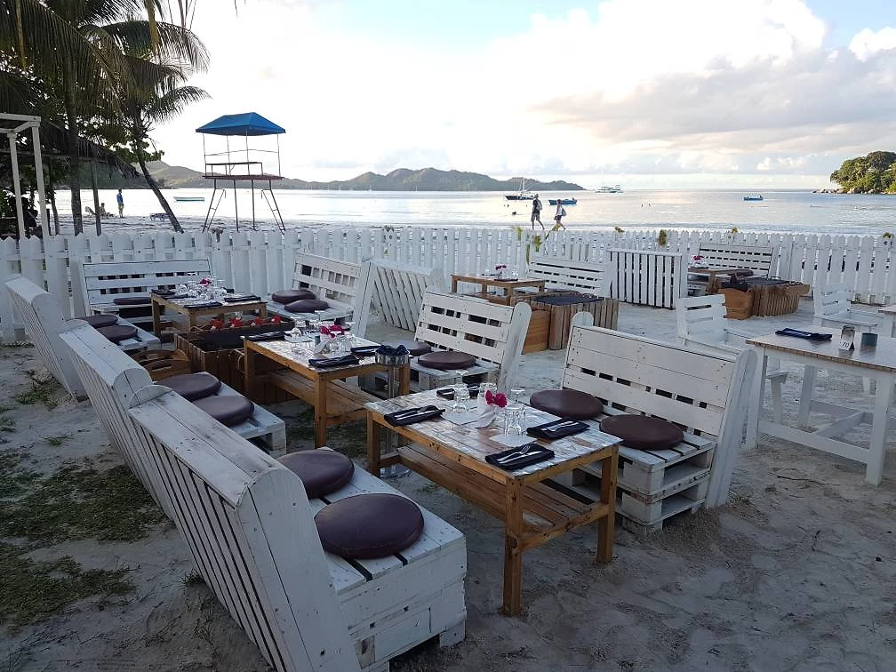 Restaurant sur la plage, Berjaya Praslin Resort, Praslin, Seychelles