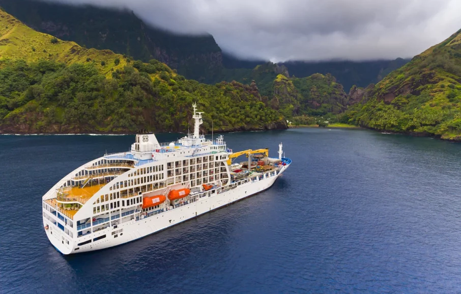 Vue extérieure du bateau à Fatu Hiva, Aranui 5