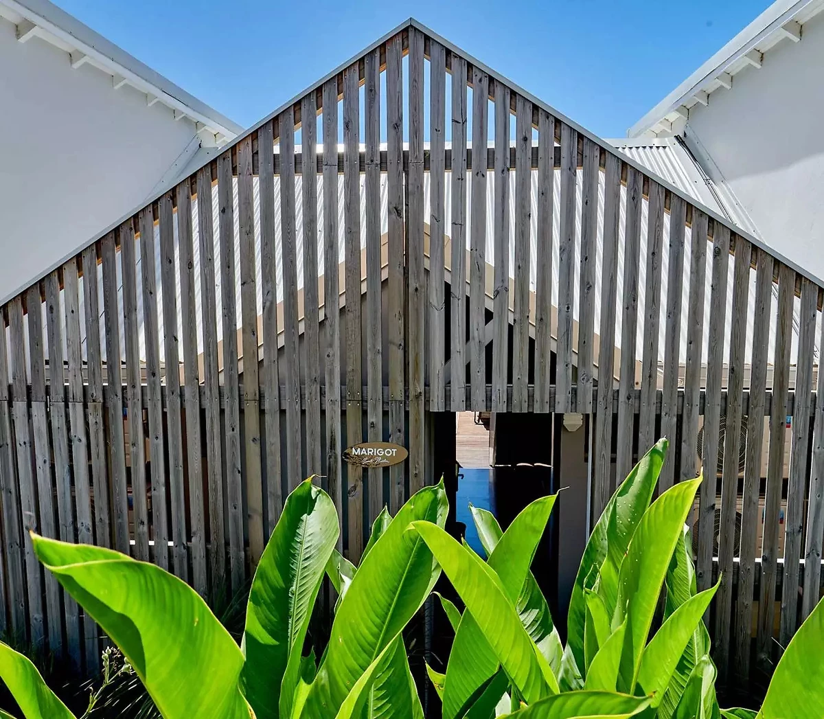 Vue extérieure de l'hôtel, Les Galets Rouges