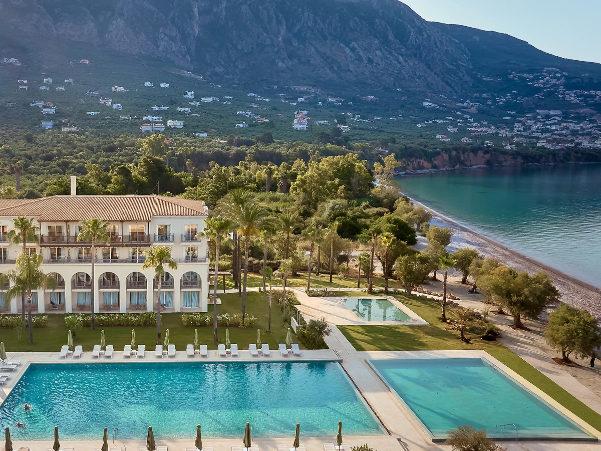 Vue aérienne de la piscine, Grecotel Filoxenia Kalamata, Péloponnèse, Grèce