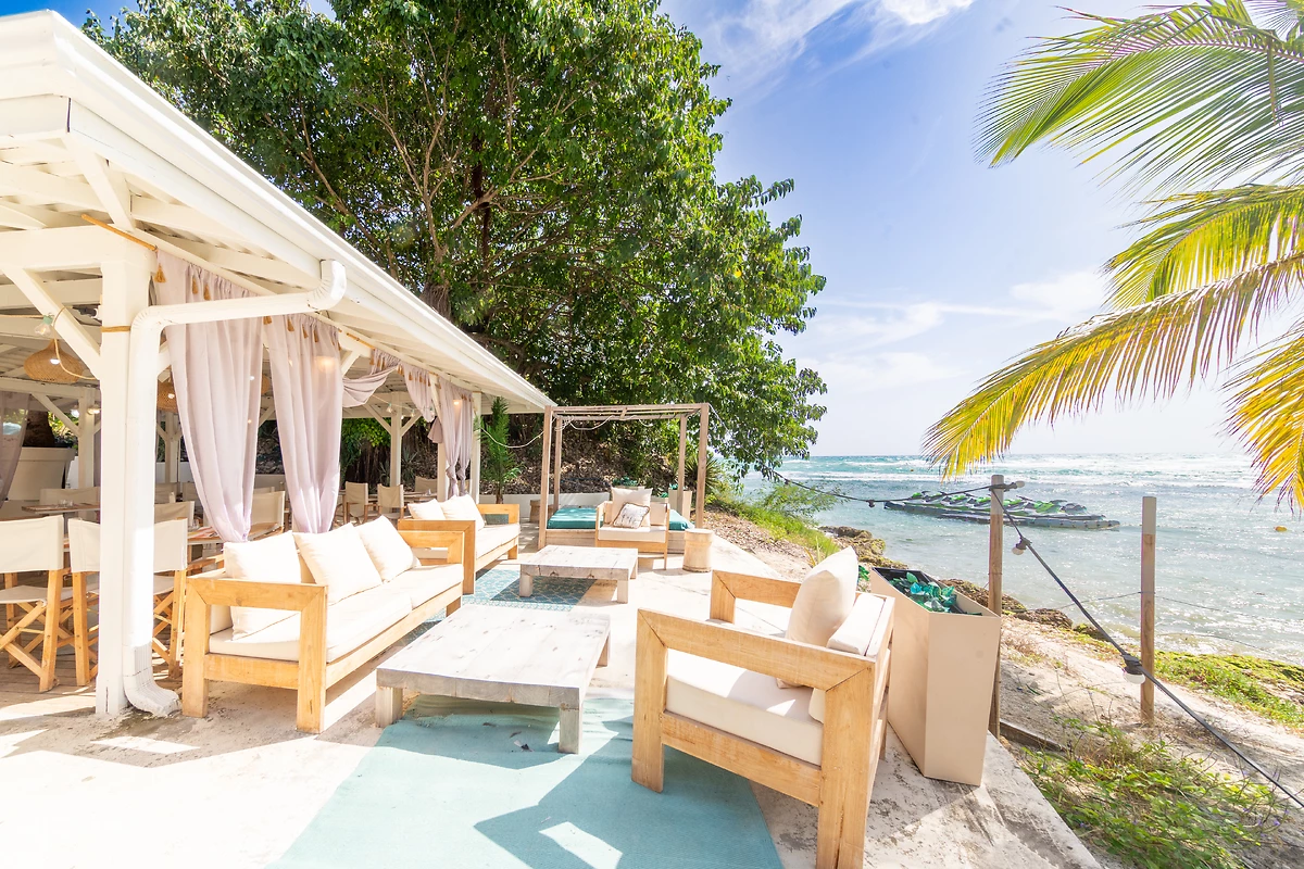 Bar donnant sur la mer, Pierre & Vacances Sainte-Anne, Guadeloupe