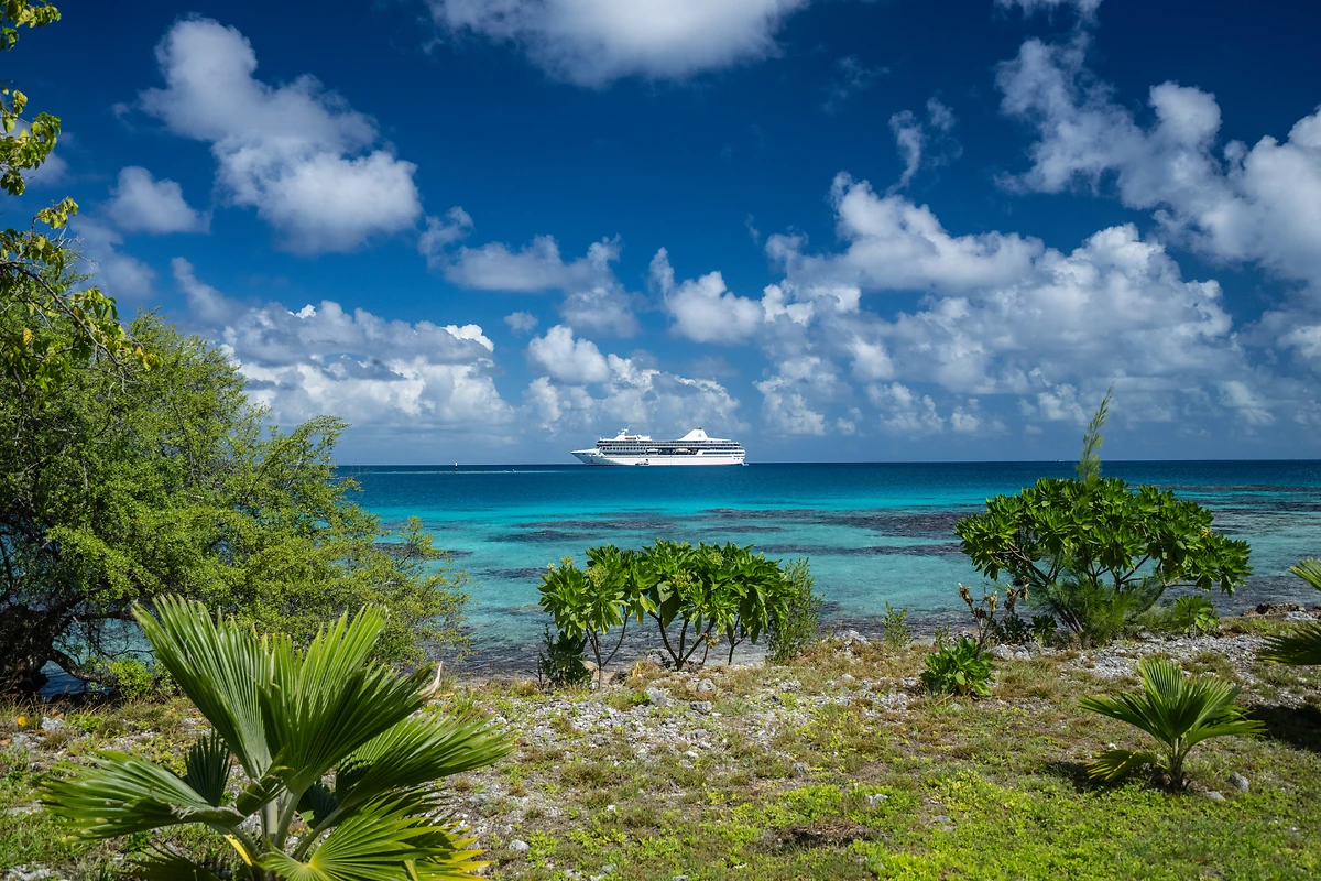 Vue extérieure du bateau à Fakarava, Le Paul Gauguin