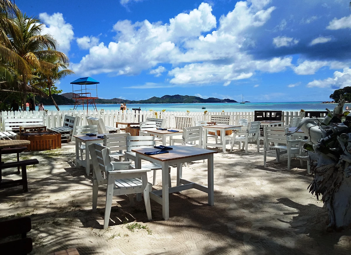 Restaurant sur la plage, Berjaya Praslin Resort, Praslin, Seychelles