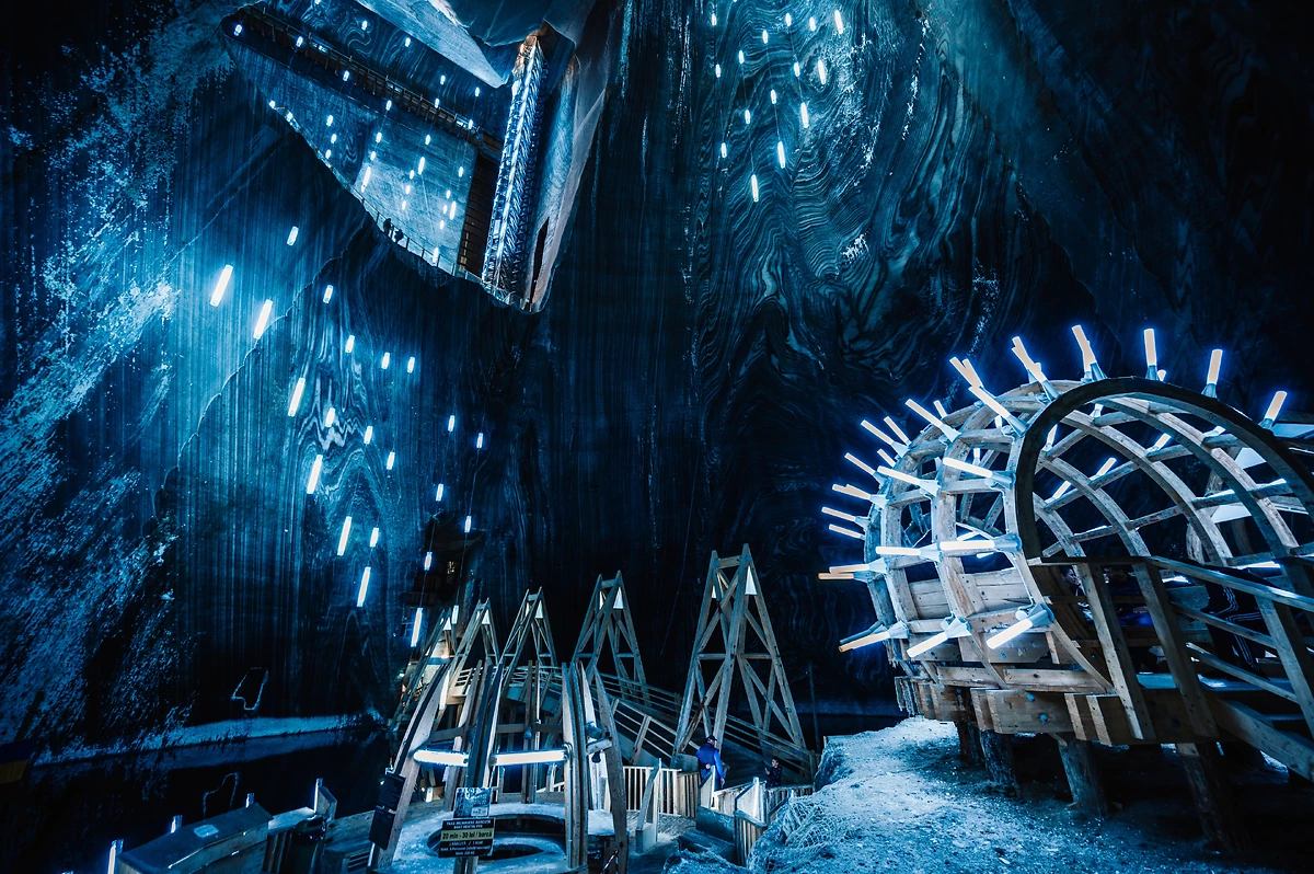 Parc d'attractions souterrain dans la grande mine de sel Salina Turda, Roumanie