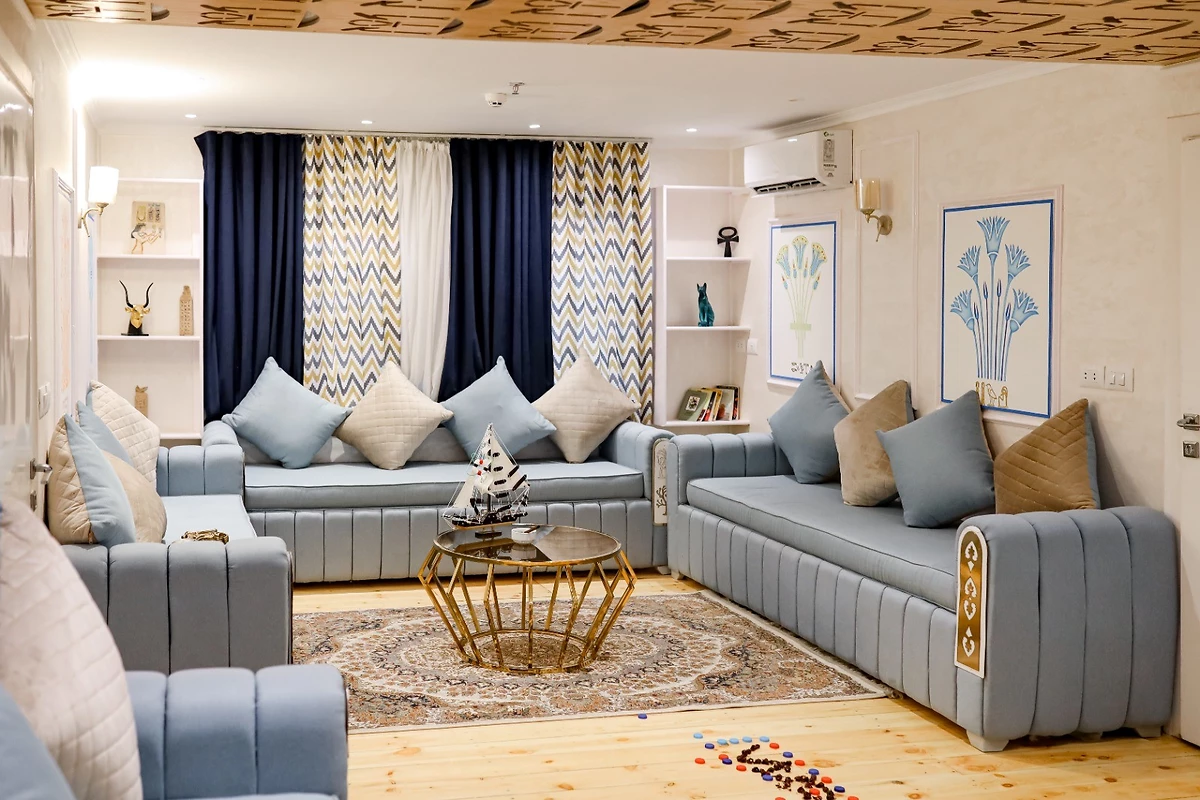 Salon, Dahabeya Papyrus