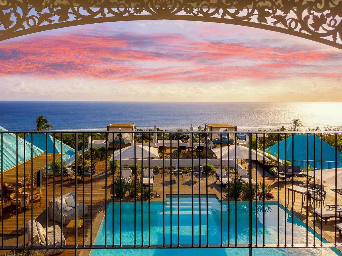 Vue sur la piscine et l'océan depuis un balcon de chambre, Blue Margouillat Seaview Hotel, La Réunion