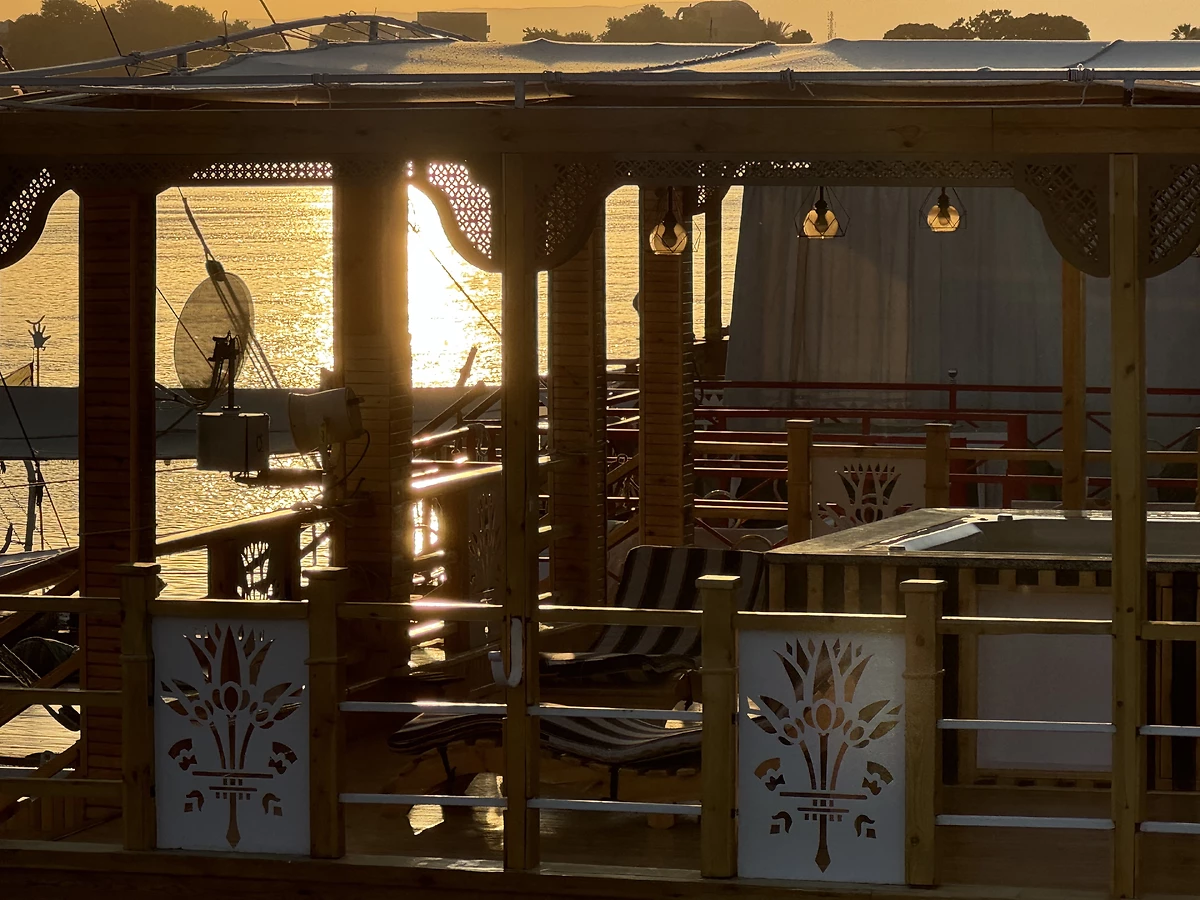 Vue sur le pont et son Jacuzzi, Dahabeya Papyrus
