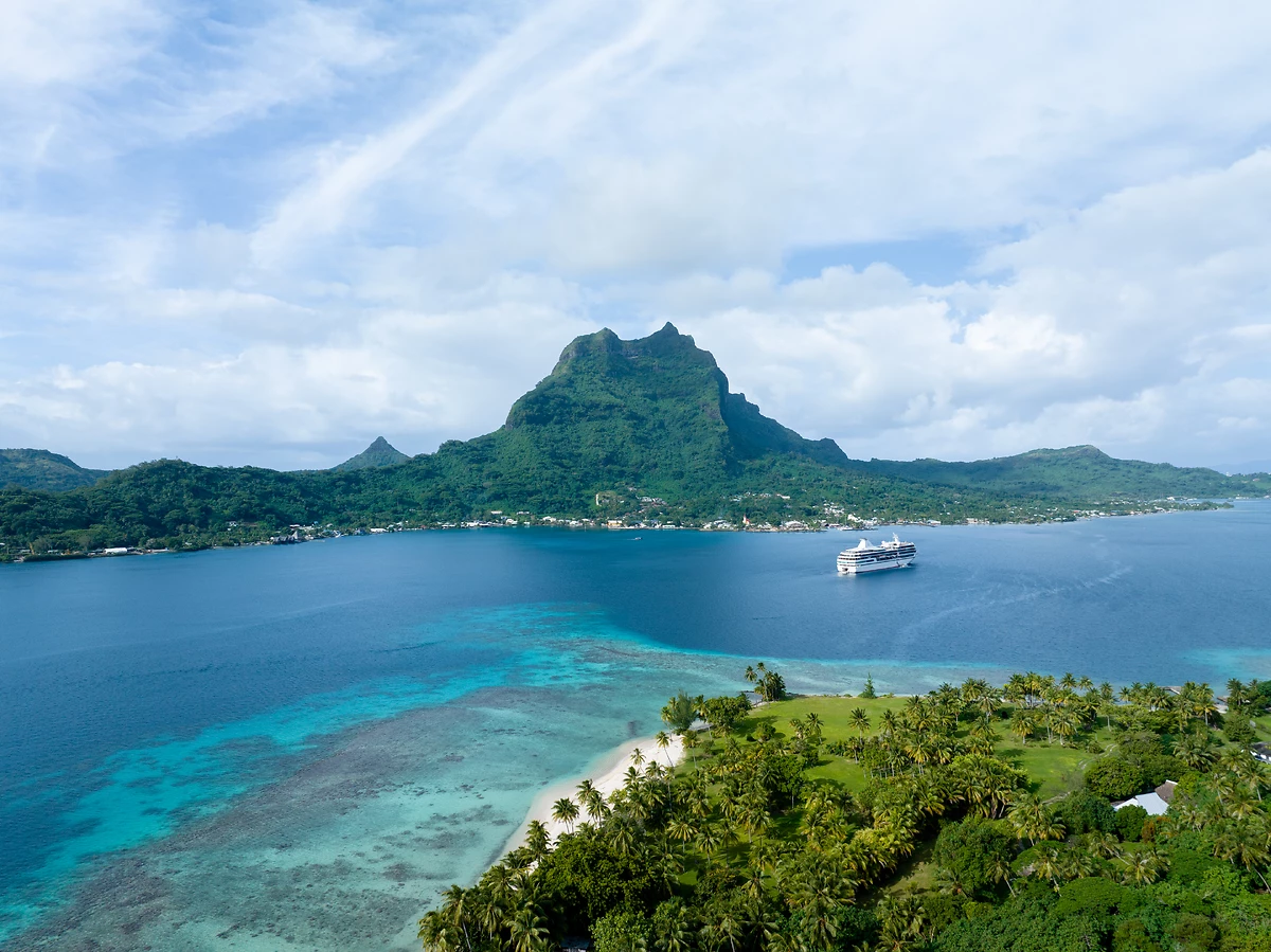 Vue aérienne du bateau à Bora Bora, Le Paul Gauguin
