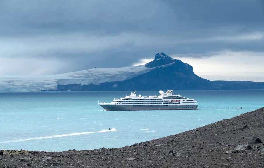 Vue extérieure du bateau, Le Boréal, PONANT EXPLORATIONS