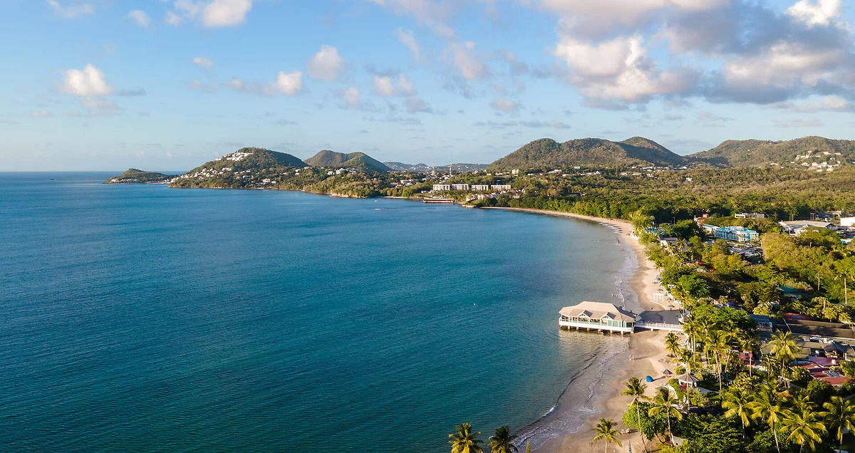 Vue aérienne de la plage et du restaurant, Sandals Halcyon Beach, Sainte-Lucie