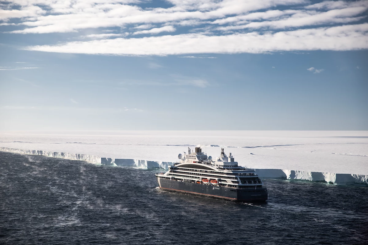 Vue extérieure du bateau à Punta Arenas, Le Commandant Charcot