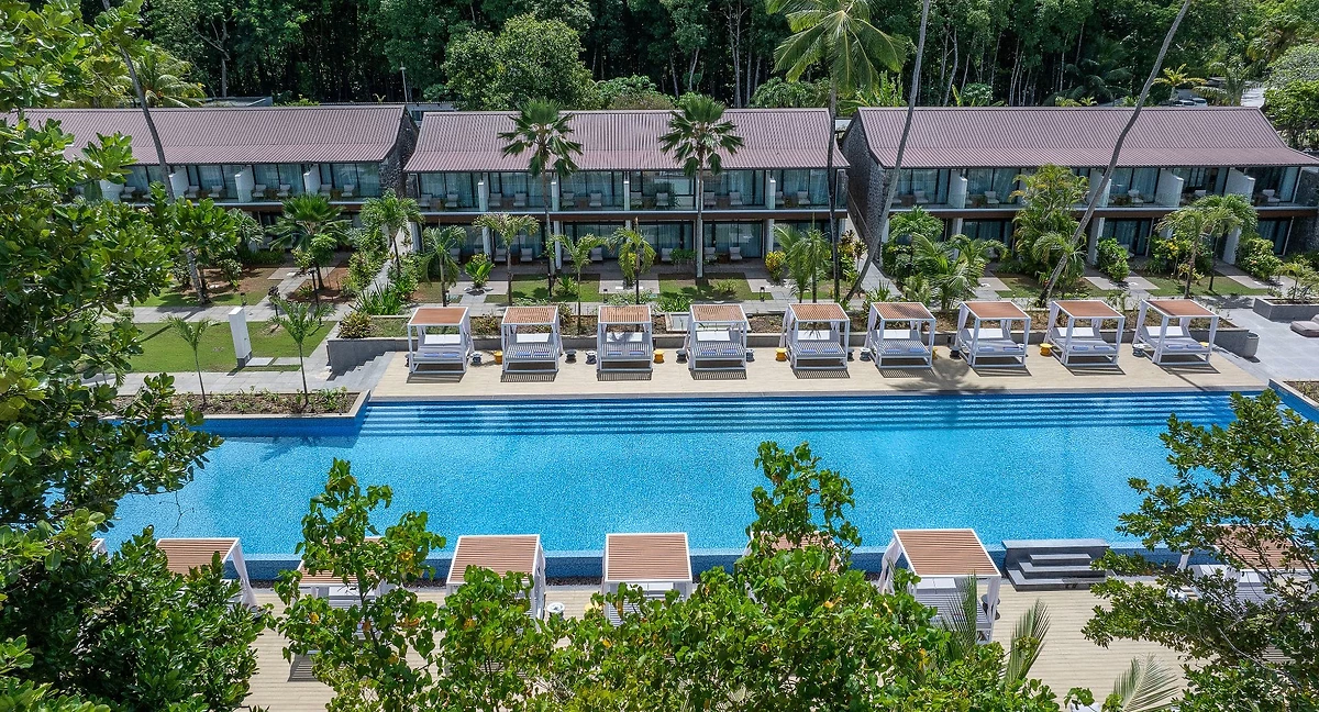 Vue aérienne de la piscine, Avani+ Barbarons Seychelles, Mahé, Seychelles