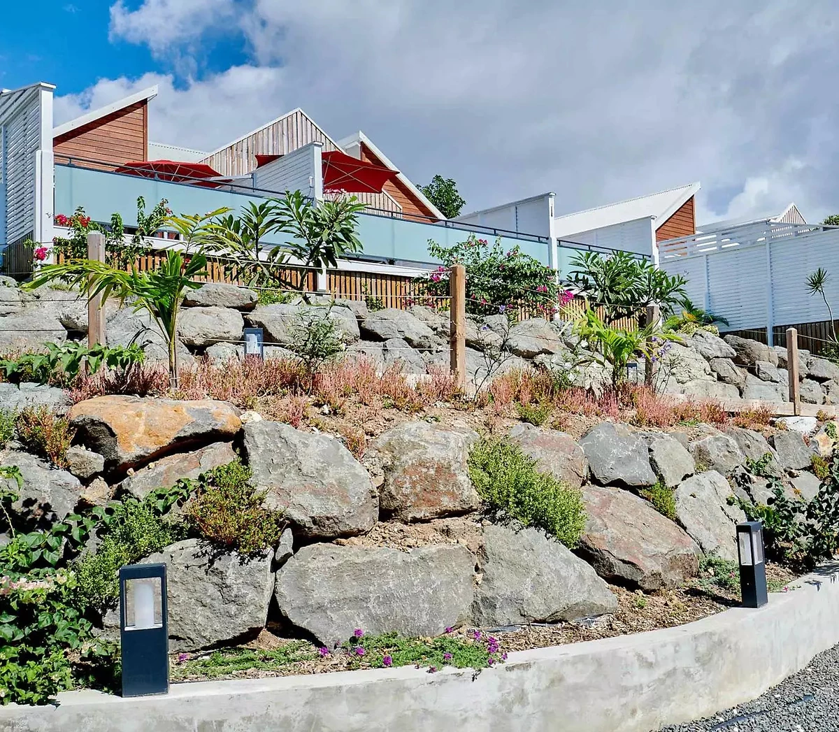 Vue extérieure de l'hôtel, Les Galets Rouges